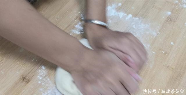 爱吃发面烙饼的收藏了，试试这样做，非常好吃，我家一周吃好几次！