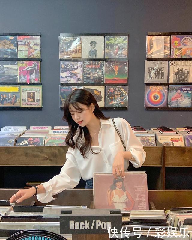 别再用白衬衫搭配西装,这3种单品和白衬衫才是绝配,气质又时髦