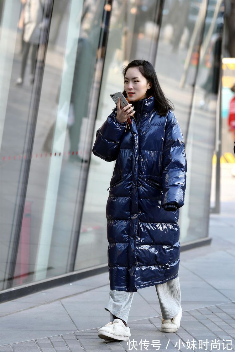 毛呢连衣裙|街拍:美女搭配粉红色的毛呢连衣裙,黑色高跟过膝靴,非常时尚!