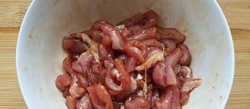 炒猪肉时，先放油还是先放肉？很多人都搞错了，难怪肉又老又硬