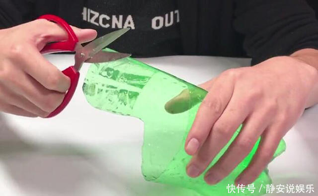 可乐瓶轻松改造一下,放在卫生间里特别实用,家家户户都用的到