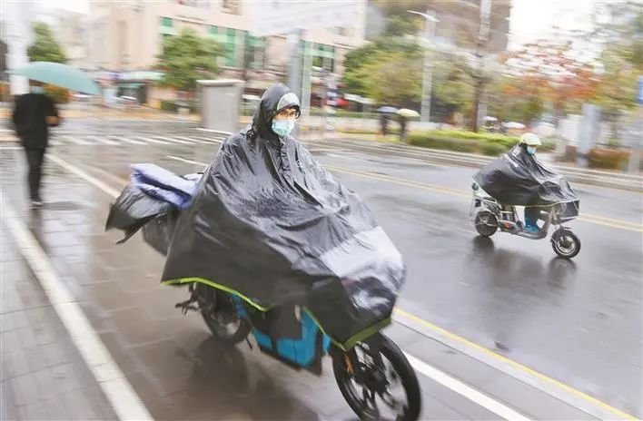 深圳特区报|冷冷风雨中，被这群深圳人暖到了→