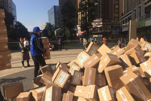 国人|包裹爆仓，快递员却“集体跑路”？12元只赚3毛，拿了工资就罢工