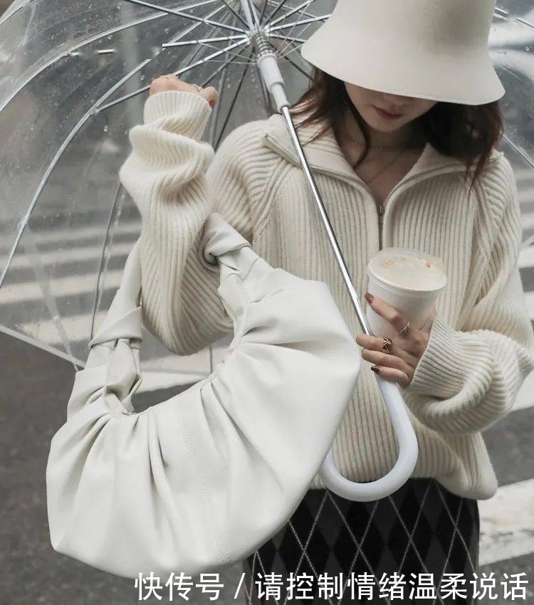 2021年第一套绝美气质穿搭:丝绒裙+毛衣!!!