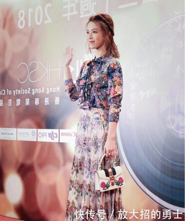 街拍花花衬衫衣配牛仔裤,魅力感十足