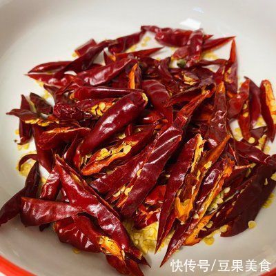 这样做蒜苔麻辣鸭丝，隔壁小孩都馋哭了