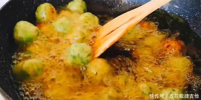  油腻|萝卜丸子家常做法，不加一滴水，外脆里嫩，一点也不油腻，太香了