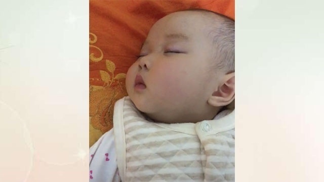 宝宝|宝妈让宝爸给宝宝穿两双袜子,看到宝宝的脚,宝妈:无法理解