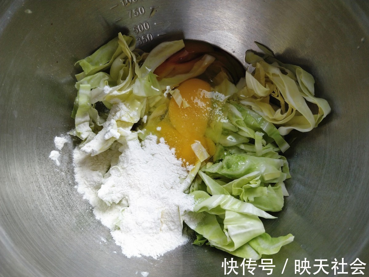 鸡蛋|在家做早餐饼,鸡蛋搭配卷心菜,好吃又美味