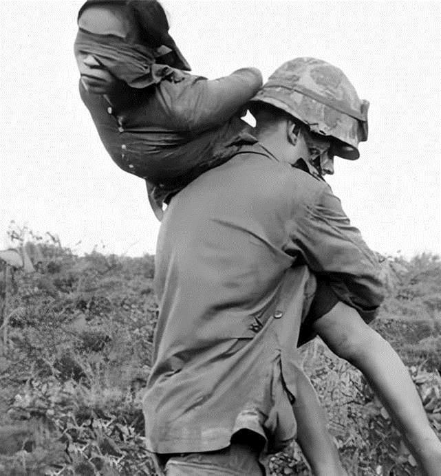 过目难忘|历史上过目难忘的照片日本兵为美军拉黄包车,图7被美军扛走的女游击队员