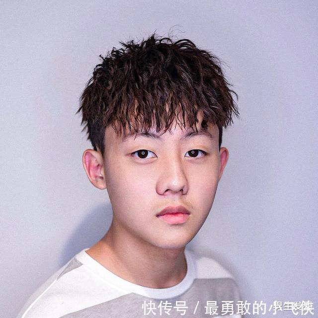 天热发型不要只会“剃光”,男士留这些时尚造型,看着就很帅气