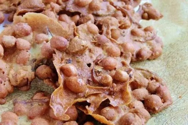 钓了30年鱼，才知道鲫鱼饵根本不用买，据说比蚯蚓还好用...