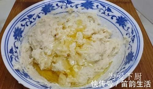 在家面粉别炸油条了，开水一烫，比蛋糕烧饼还香，真的非常美味
