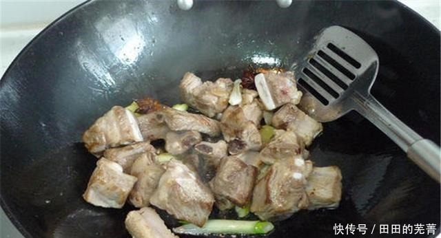  年夜饭上的拿手菜，这样做的烧排骨，肉烂脱骨汤汁浓郁小孩超爱吃