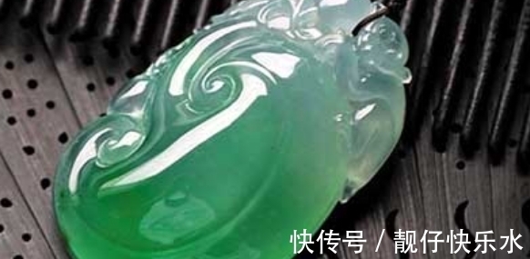 术语@翡翠中的起荧光是什么样的效果?看到以后也会震惊,确实很不错