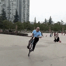 |搞笑GIF：不同年龄女人走路的区别