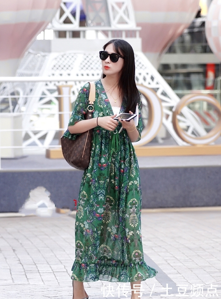 迷人|街拍:美女穿绿色的孔雀群,完美的身材和气质,优雅又迷人!