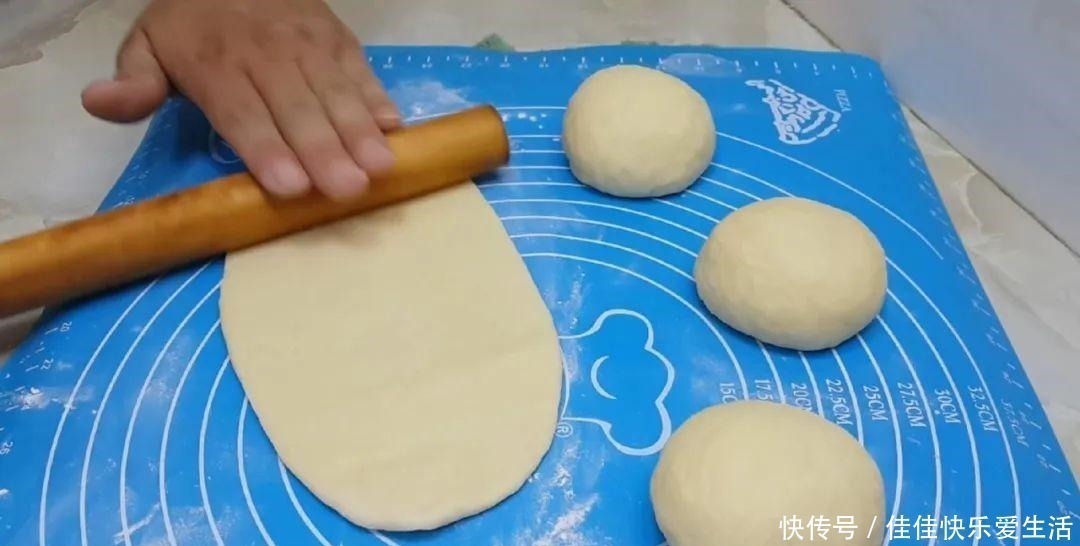 好吃|面粉别蒸馒头了，加2个鸡蛋，个个蓬松暄软，比面包简单好吃