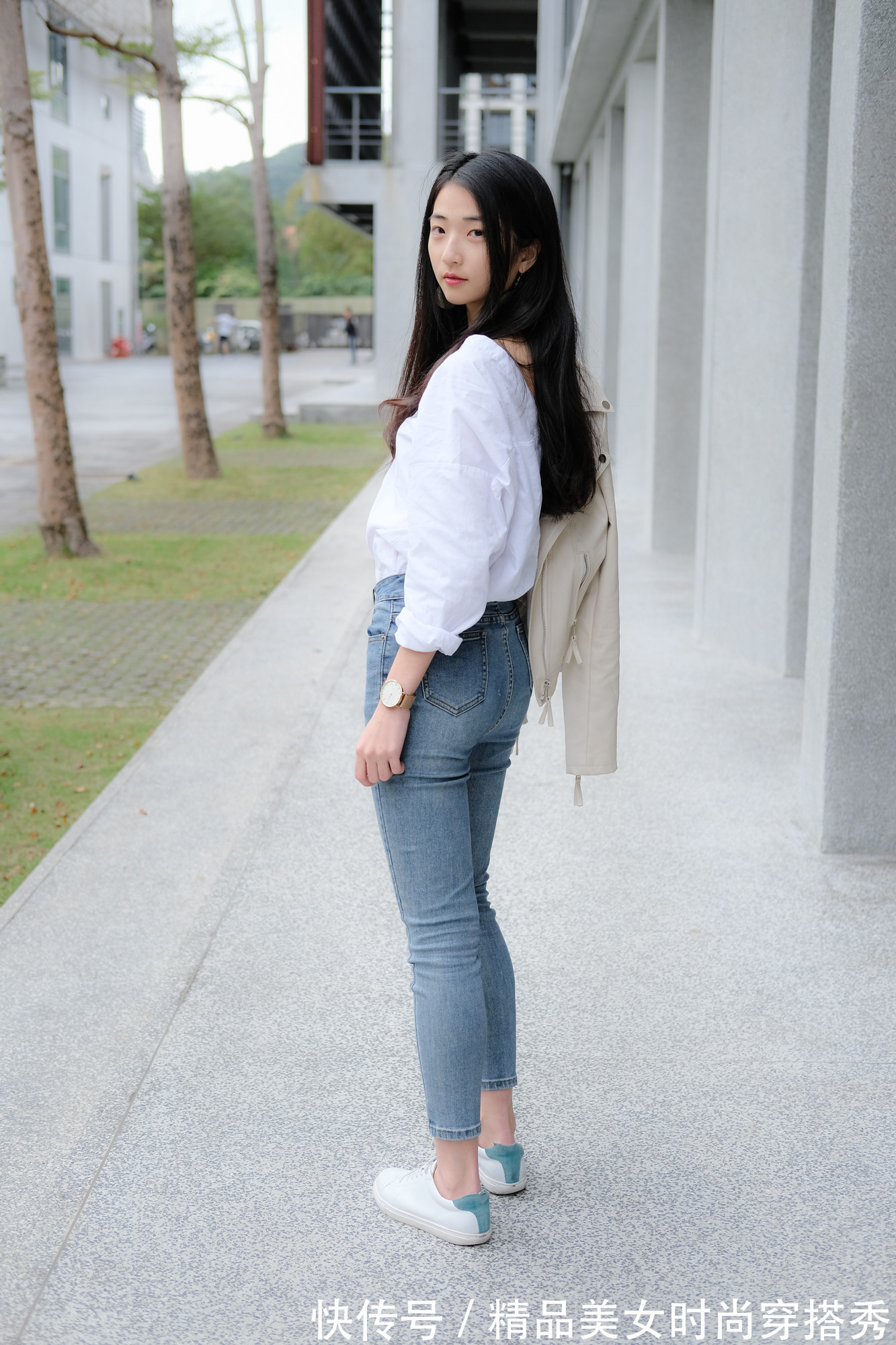 牛仔|白色衬衫下搭一条牛仔紧身裤,脚上一双小白鞋,舒适又休闲