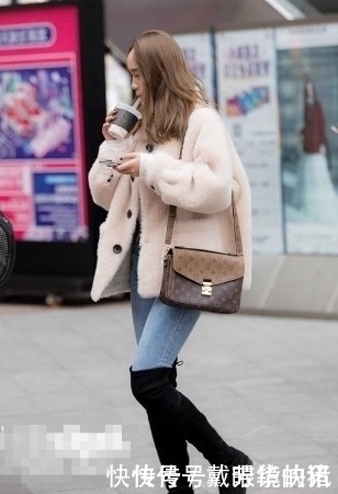 路人街拍,美女背着LV经典款式包包,真是有钱又有魅力的女生