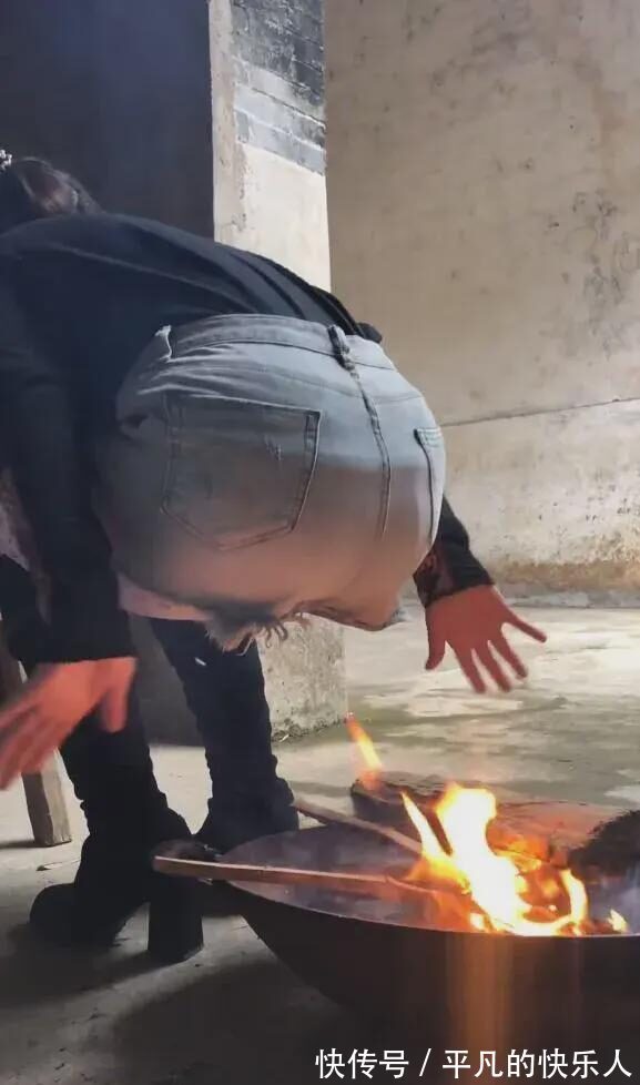 |今日段子:竟然还有人反向烤火?难道不怕烧到屁股吗?