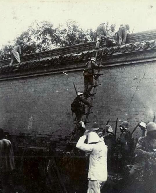 法军|镜头下真实的八国联军,图3百姓借梯子给法军,图5跪在洋人脚前的卖国贼!