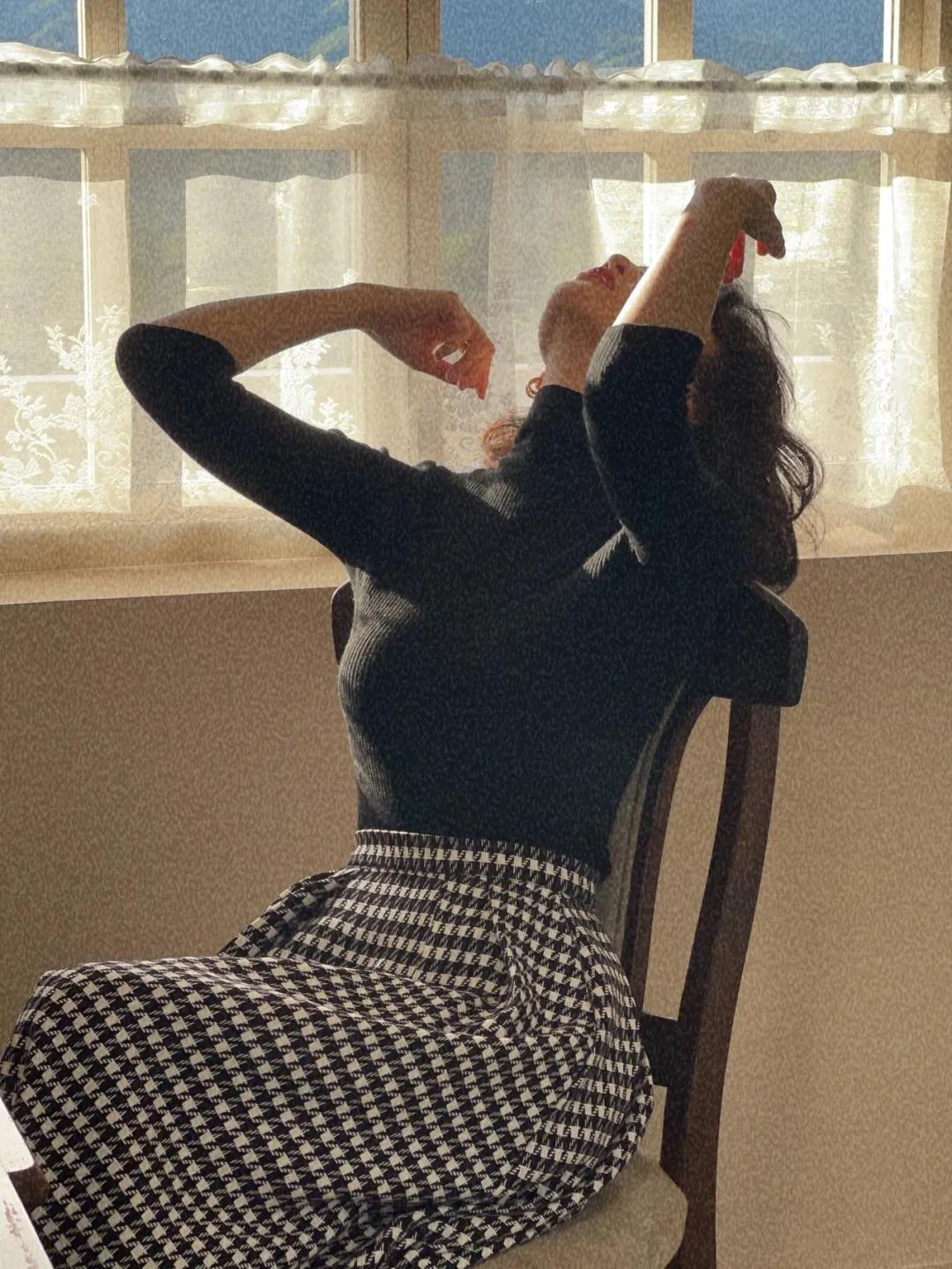 高跟鞋 秋天不一定要穿黑白灰,蓝色v领针织+半身裙,上身照样好看!