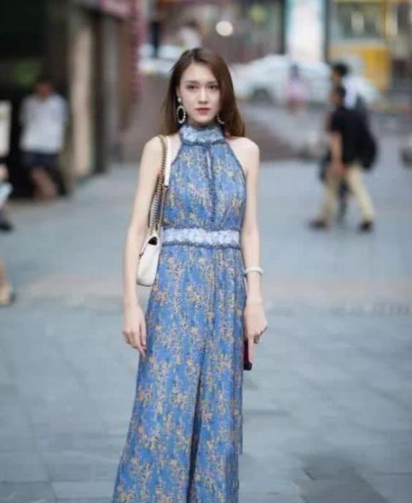 街拍身材出众的小姐姐，容颜清秀甜美，温婉可人