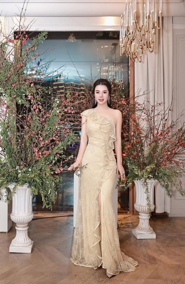 余晚晚穿刺绣蕾丝裙浪漫优雅与女星章小蕙相谈甚欢