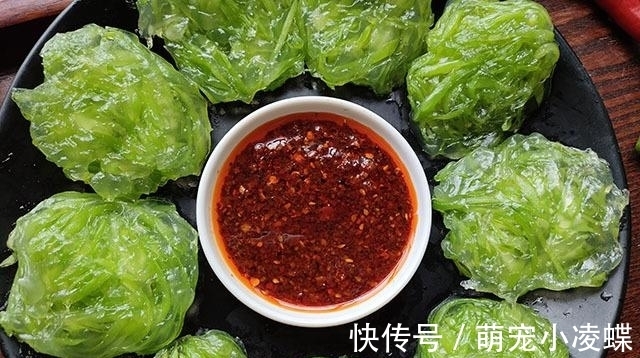 小饼|这食材最近吃得多，2元一斤，切丝团成小饼蒸一锅，蘸料吃真不错