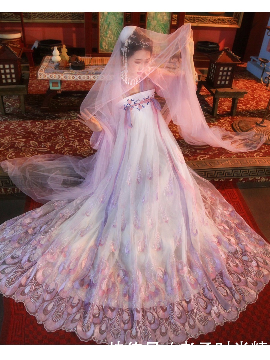 最近火了一种“孔雀”汉服,路人觉得很漂亮,同袍看了却直呼尴尬