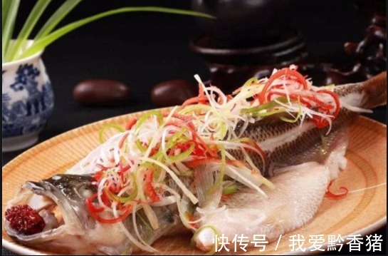 清蒸鲈鱼|还要花钱去饭店才能吃上清蒸鲈鱼?教你五步在家轻松会做!