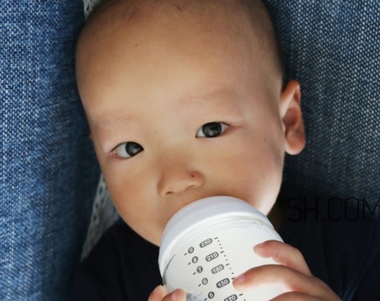 宝宝|满1岁的宝宝,喝奶和吃饭哪个为主做对了好处多,家长别大意