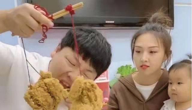身心健康|宝爸“公平分鸡”走红,最后只留给女儿鸡骨架,网友:同情闺女