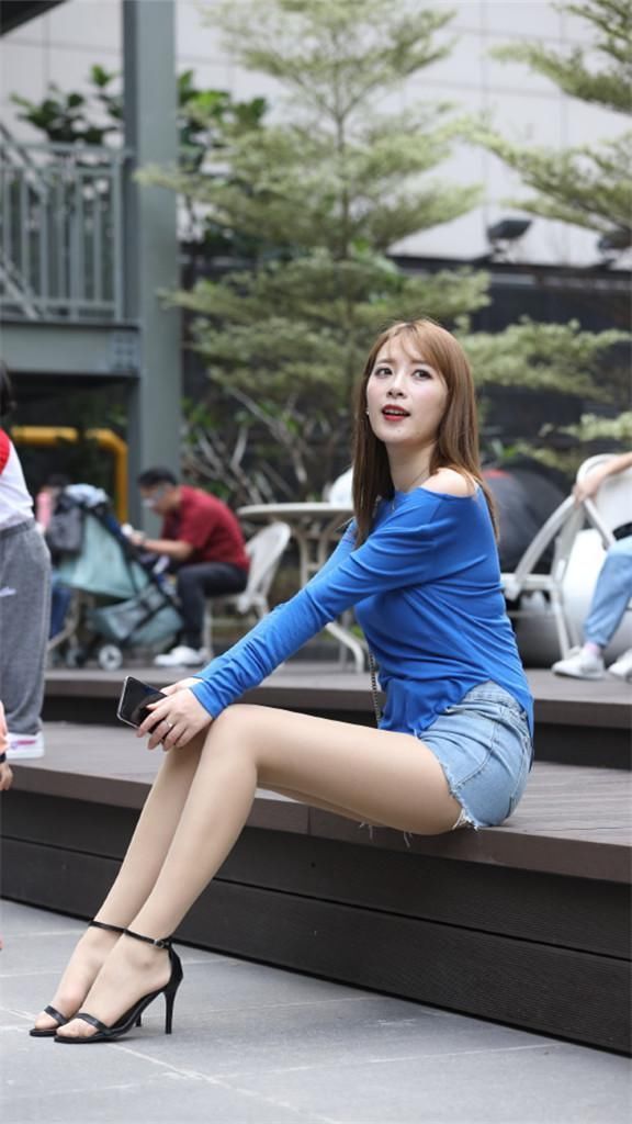 这条|小姐姐的这条牛仔短裤很特别,好像用牛仔裤直接剪出来的,素雅又高级