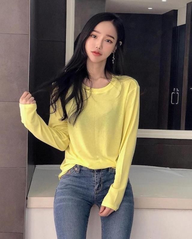 紧身打底裤的贴身设计很有味道,甜美有心机