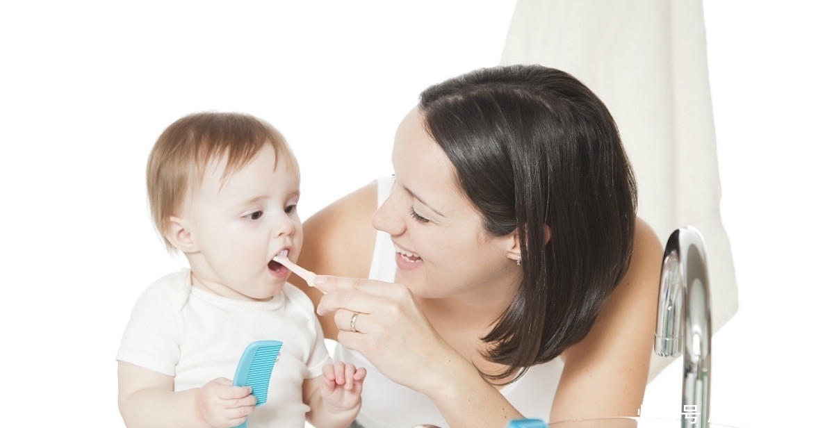 误区|宝宝多大开始刷牙?很多父母陷入了三个“误区”,难怪娃长龋齿