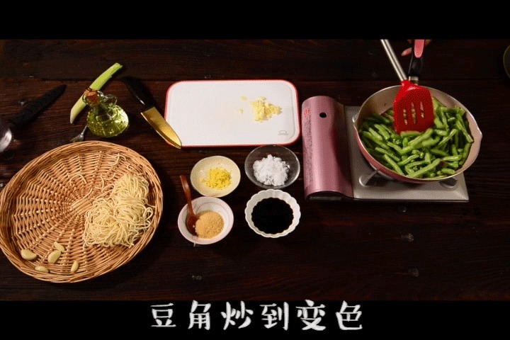 天天妈妈怎样做焖面营养美味,一人一大碗都不够