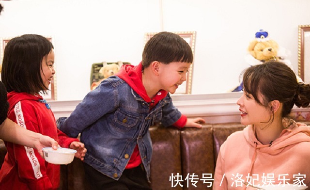 亲子|小学生帮妈妈写请假条火了,单位领导看完泪目奖励千元休假5天