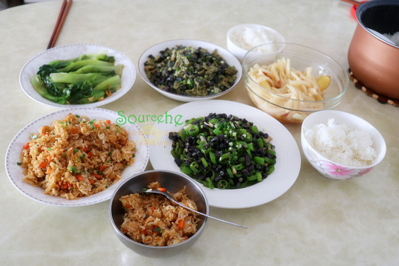 我家的晚餐30分钟做好,三道家常菜一道凉拌菜,还有一盘炒饭