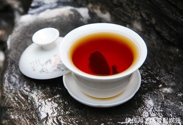 血糖高的人,少吃3种食物!控制好血糖,谨记喝