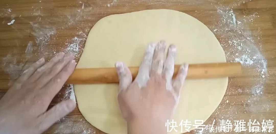 早餐新吃法，面粉里加1个鸡蛋，放入冰箱冷藏，比油条麻花都好吃