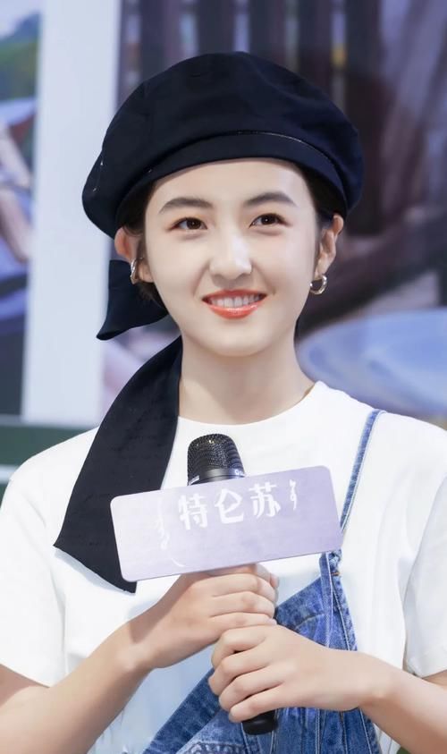 飘带|张子枫如今都成大美人了！戴上飘带贝雷帽，美成动漫里的女主角了