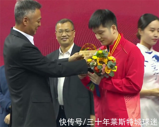 秦志戬|樊振东夺冠不敢站C位!想把马龙拉过来,龙队被逗乐仍坚持靠边站