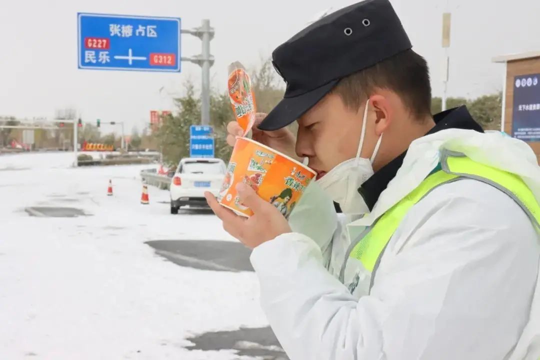 风雪|【疫情防控 张掖在行动】点赞！风雪中的坚守