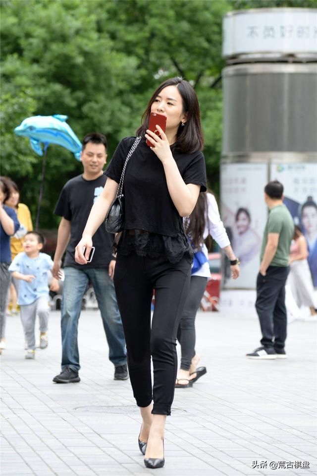 紧身裤|黑色九分紧身裤,搭配黑色尖头细跟鞋,搭配黑色T恤,时尚简约