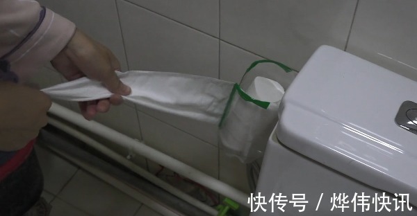 大号|大号塑料瓶不要扔，剪几刀挂在马桶边，全家人都抢着用，太棒了！