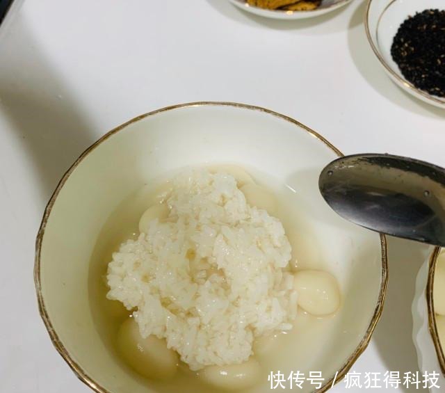 红糖冰汤圆,甜甜的很好吃!