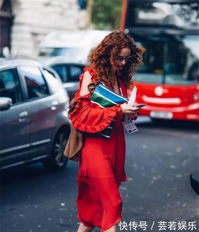 明星 小白鞋已经失宠了,今年流行“1+1鞋”,时尚显高,明星都上头了!