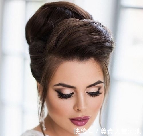 2021结婚季!33个优雅新娘的别致婚礼发型